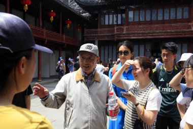 Şangay, Çin - 2 Haziran 2018: Yaşlı bir eğitmen Yu Garden, Şangay, Çin 'de turistlere açıklıyor