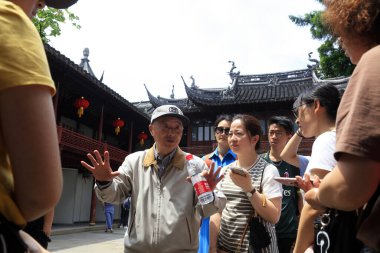 Şangay, Çin - 2 Haziran 2018: Yaşlı bir eğitmen Yu Garden, Şangay, Çin 'de turistlere açıklıyor