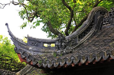 Yu Garden, Şangay, Çin 'de çatıda antik mimari heykel