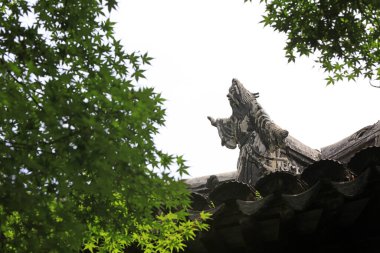 Yu Garden, Şangay, Çin 'de çatıda antik mimari heykel