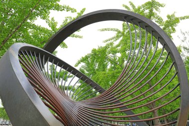 Yeşil ağaçlarda spiral heykel, Pekin Olimpiyat Parkı