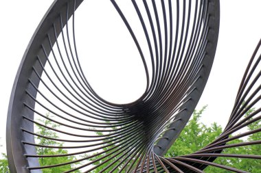 Yeşil ağaçlarda spiral heykel, Pekin Olimpiyat Parkı
