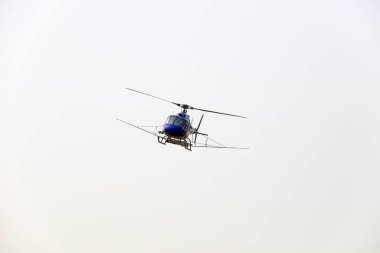 Tarım helikopterleri havada uçuyor.