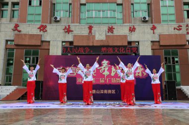 LUANNAN COUNTY, Çin - 1 Temmuz 2018: bir parkta spor fitness dansı performansı, LUANNAN COUNTY, Hebei Eyaleti, Çin