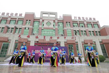 LUANNAN COUNTY, Çin - 1 Temmuz 2018: bir parkta spor fitness dansı performansı, LUANNAN COUNTY, Hebei Eyaleti, Çin