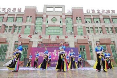 LUANNAN COUNTY, Çin - 1 Temmuz 2018: bir parkta spor fitness dansı performansı, LUANNAN COUNTY, Hebei Eyaleti, Çin