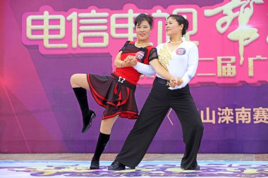 LUANNAN COUNTY, Çin - 1 Temmuz 2018: bir parkta spor fitness dansı performansı, LUANNAN COUNTY, Hebei Eyaleti, Çin