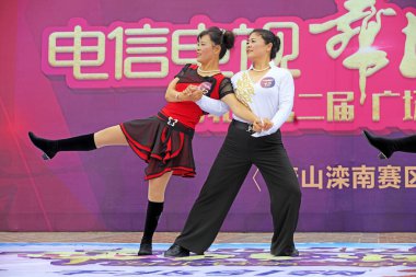 LUANNAN COUNTY, Çin - 1 Temmuz 2018: bir parkta spor fitness dansı performansı, LUANNAN COUNTY, Hebei Eyaleti, Çin