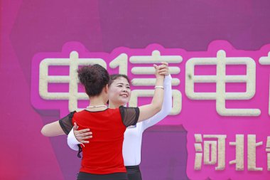 LUANNAN COUNTY, Çin - 1 Temmuz 2018: bir parkta spor fitness dansı performansı, LUANNAN COUNTY, Hebei Eyaleti, Çin