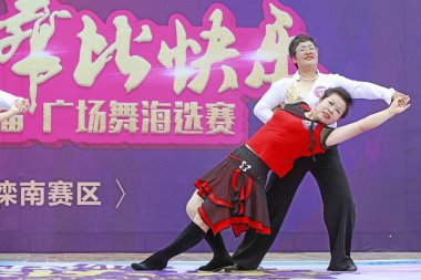 LUANNAN COUNTY, Çin - 1 Temmuz 2018: bir parkta spor fitness dansı performansı, LUANNAN COUNTY, Hebei Eyaleti, Çin