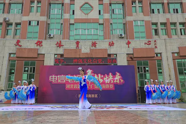 LUANNAN COUNTY, Çin - 1 Temmuz 2018: bir parkta spor fitness dansı performansı, LUANNAN COUNTY, Hebei Eyaleti, Çin