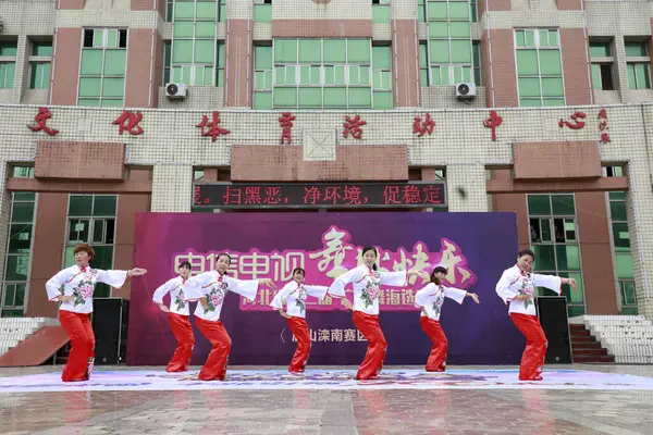 LUANNAN COUNTY, Çin - 1 Temmuz 2018: bir parkta spor fitness dansı performansı, LUANNAN COUNTY, Hebei Eyaleti, Çin