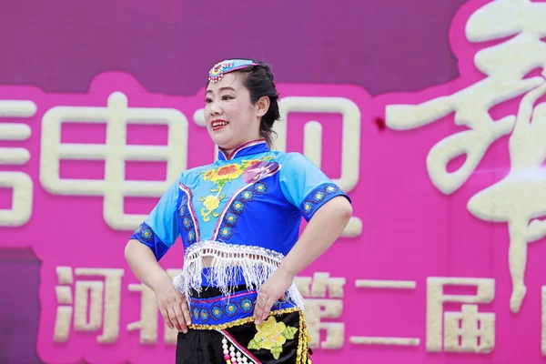 LUANNAN COUNTY, Çin - 1 Temmuz 2018: bir parkta spor fitness dansı performansı, LUANNAN COUNTY, Hebei Eyaleti, Çin