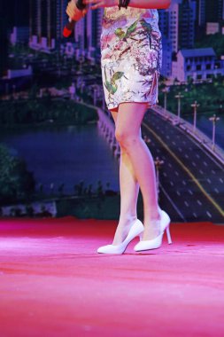 Güzel bacaklar ve yüksek topuklar sahnede.