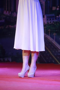Güzel bacaklar ve yüksek topuklar sahnede.