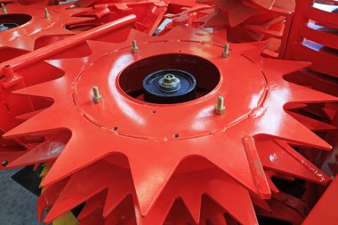 Atölyedeki kırmızı metal parçaları