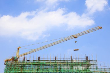 Kule vinçleri ve iskeleleri inşaat alanlarında.