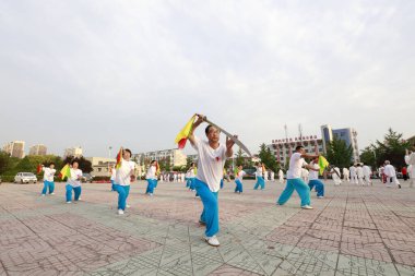 Luannan County - 25 Ağustos 2018: Tai Chi Bıçak Beden Eğitimi, Luannan County, Hebei Eyaleti, Çin