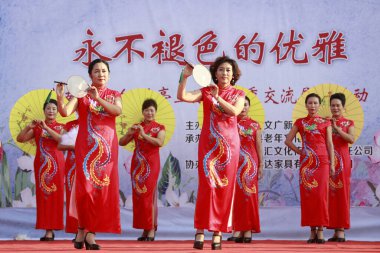 Luannan County - 27 Ağustos 2018: Cheongsam yürüyüş şovu, Luannan County, Hebei Eyaleti, Chin