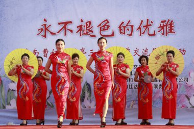 Luannan County - 27 Ağustos 2018: Cheongsam yürüyüş şovu, Luannan County, Hebei Eyaleti, Chin