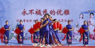 Luannan County - 27 Ağustos 2018: Cheongsam yürüyüş şovu, Luannan County, Hebei Eyaleti, Chin