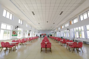 Büyük restoran manzarası fotoğrafa yakın.