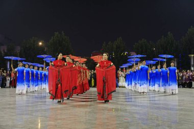 LUANNAN COUNTY, Çin - 20 Eylül 2018 Çin Cheongsam Show, LUANNAN COUNTY, Hebei Eyaleti, Çin