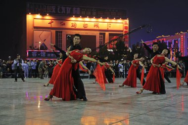 LUANNAN COUNTY, Çin - 20 Eylül 2018: Geceleyin meydanda sosyal dans gösterisi, LUANNAN COUNTY, Hebei Eyaleti, Çin