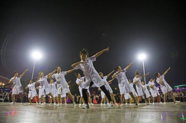 LUANNAN COUNTY, Çin - 20 Eylül 2018: Geceleyin meydanda sosyal dans gösterisi, LUANNAN COUNTY, Hebei Eyaleti, Çin