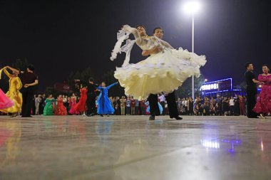 LUANNAN COUNTY, Çin - 20 Eylül 2018: Geceleyin meydanda sosyal dans gösterisi, LUANNAN COUNTY, Hebei Eyaleti, Çin