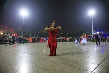 LUANNAN COUNTY, Çin - 20 Eylül 2018: Geceleyin meydanda sosyal dans gösterisi, LUANNAN COUNTY, Hebei Eyaleti, Çin