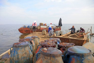 LUANNAN COUNTY, Çin - 20 Eylül 2018: balıkçılar Çin 'in Hebei Eyaleti, LUANNAN Eyaleti, Çin' deki su havuzu, LUANNAN Bölgesi,