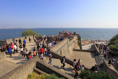 Qinhuangdao Şehri, Çin - 4 Ekim 2018: Shanhaiguan Bölgesi, Qinhuangdao Şehri, Hebei Eyaleti, Çin 'deki eski ejderha lideri Çin Seddi' nin mimari manzarası
