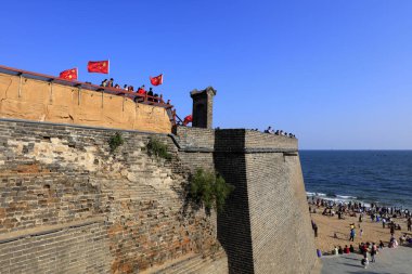 Qinhuangdao Şehri, Çin - 4 Ekim 2018: Shanhaiguan Bölgesi, Qinhuangdao Şehri, Hebei Eyaleti, Çin 'deki eski ejderha lideri Çin Seddi' nin mimari manzarası