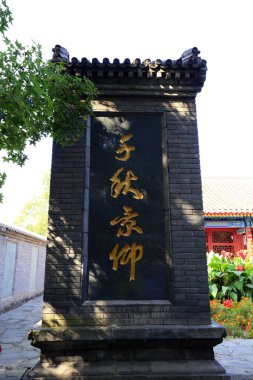 Qinhuangdao Şehri, Çin - 4 Ekim 2018: Çin karakteri Çin 'in Hebei Eyaleti, Qinhuangdao Bölgesi, Laolongtou manzaralı bölgesindeki taş tablete 