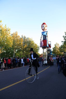 Tangshan City, Çin - 6 Ekim 2018: Tangshan City, Hebei Eyaleti, Çin 'de dev bebek heykeli geçit töreni