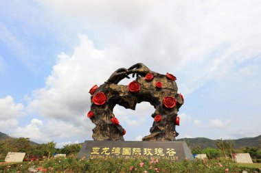 Sanya Şehri, Çin - 1 Nisan 2019: Bir parkta aşk heykeli mimari manzara, Sanya City, Hainan Eyaleti, Çin