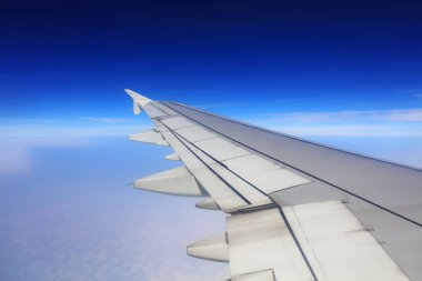 Güney Çin 'de yüksek irtifada uçan büyük yolcu uçaklarının kanatları.