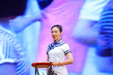 Luannan County - 30 Kasım 2018: Sahnedeki Davul Kitabı Performansı, Luannan County, Hebei Eyaleti, Çin