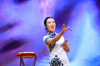 Luannan County - 30 Kasım 2018: Sahnedeki Davul Kitabı Performansı, Luannan County, Hebei Eyaleti, Çin