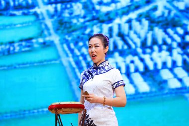 Luannan County - 30 Kasım 2018: Sahnedeki Davul Kitabı Performansı, Luannan County, Hebei Eyaleti, Çin