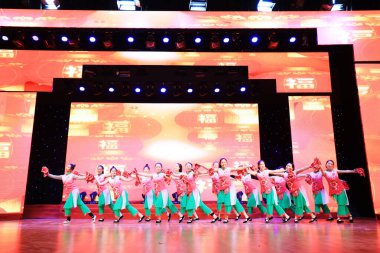 Luannan County - 24 Ocak 2019: Bahar Festivali Galası, Luannan County, Hebei Eyaleti, Çin 'de Çocuk Dansı Gösterisi