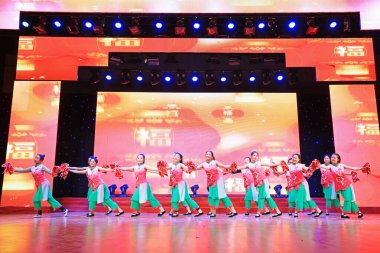 Luannan County - 24 Ocak 2019: Bahar Festivali Galası, Luannan County, Hebei Eyaleti, Çin 'de Çocuk Dansı Gösterisi