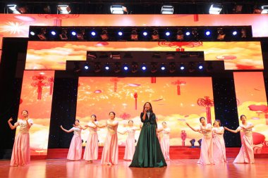 Luannan County - 24 Ocak 2019: Sahnede şarkı ve dans gösterisi, Bahar Festivali Galası, Luannan County, Hebei Eyaleti, Çin