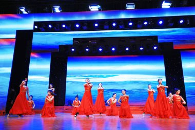 Luannan County - 24 Ocak 2019: Sahnede şarkı ve dans gösterisi, Bahar Festivali Galası, Luannan County, Hebei Eyaleti, Çin