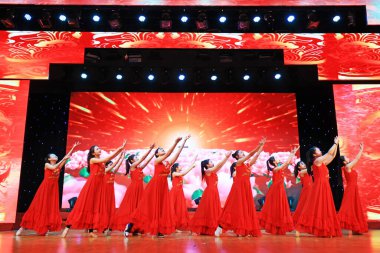 Luannan County - 24 Ocak 2019: Sahnede şarkı ve dans gösterisi, Bahar Festivali Galası, Luannan County, Hebei Eyaleti, Çin