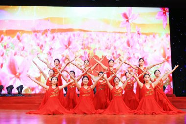 Luannan County - 24 Ocak 2019: Sahnede şarkı ve dans gösterisi, Bahar Festivali Galası, Luannan County, Hebei Eyaleti, Çin