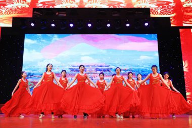 Luannan County - 24 Ocak 2019: Sahnede şarkı ve dans gösterisi, Bahar Festivali Galası, Luannan County, Hebei Eyaleti, Çin