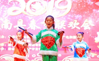 Luannan County - 24 Ocak 2019: Sahnedeki edebi ve sanatsal programların performansı, Bahar Festivali Gala, Luannan County, Hebei Eyaleti, Çin