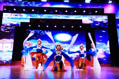 Luannan County - 24 Ocak 2019: İç Moğolistan Stili Dans Performansı Sahnede, Bahar Festivali Galası, Luannan County, Hebei Eyaleti, Çin